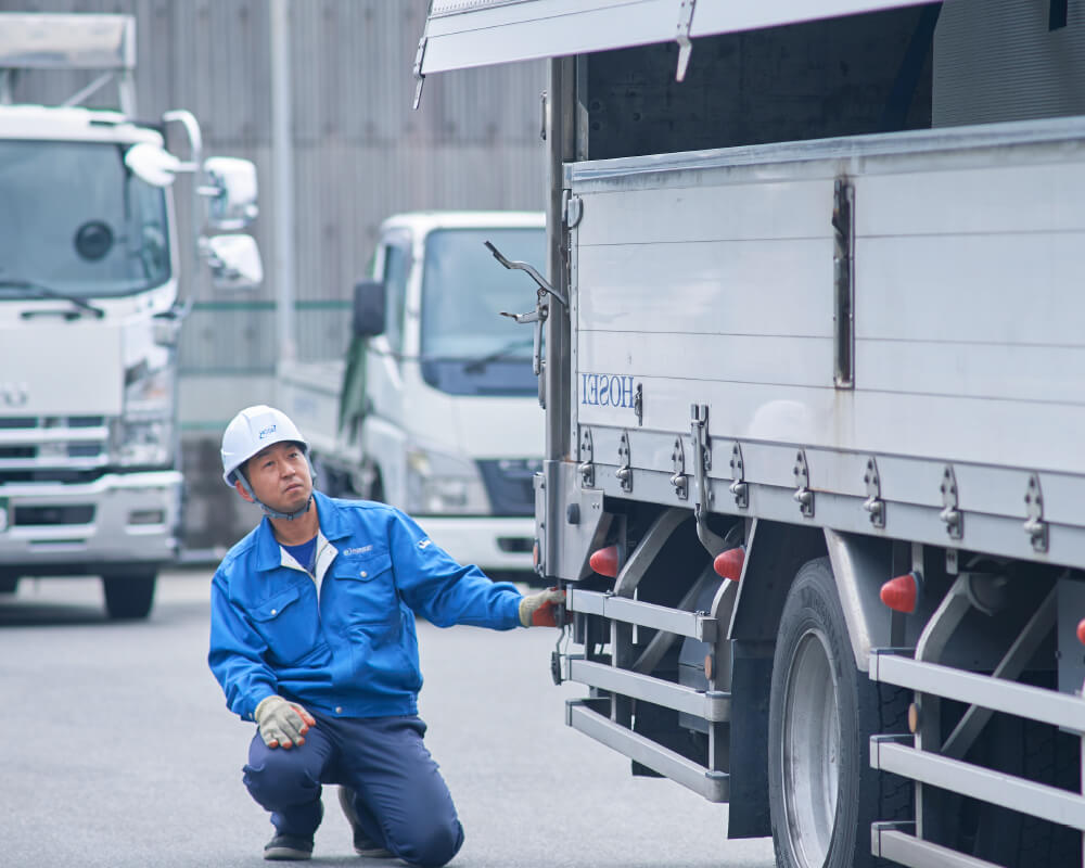 柿本和成運転席にて